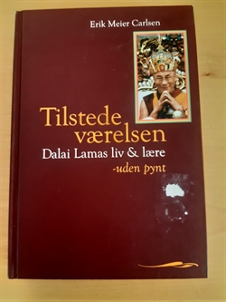 Carlsen, Erik Meier: Tilstedeværelsen - Dalai Lamas Liv & Lære - (BRUGT - VELHOLDT)